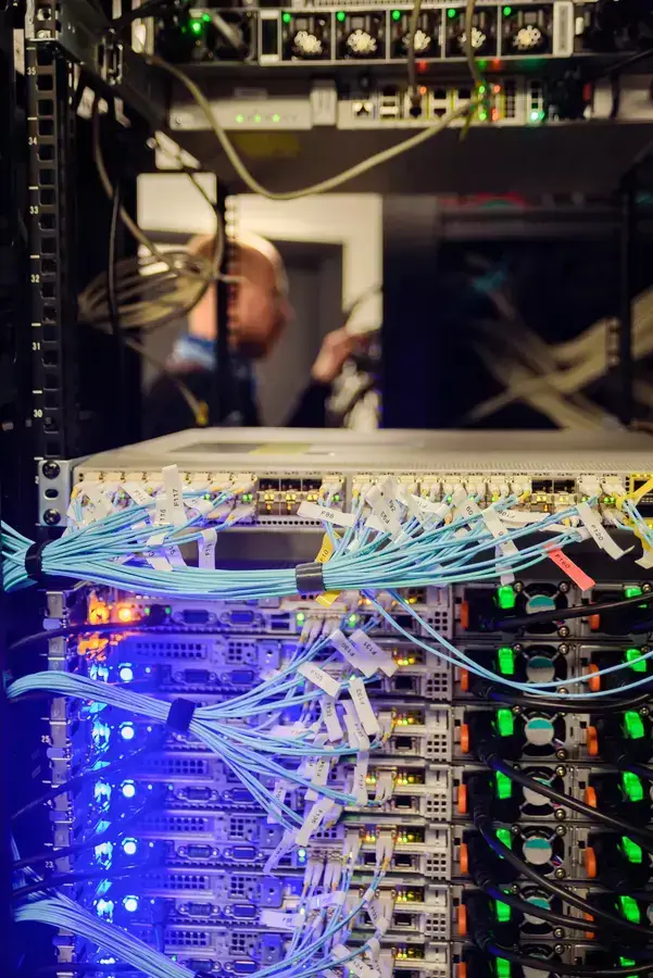 En BAMBÚ BPO vamos más allá de las tradicionales líneas telefónicas. Es un ecosistema tecnológico integral que converge diversas herramientas y soluciones para ofrecer una experiencia omnicanal fluida y personalizada